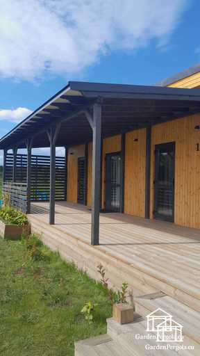 Natürlicher Holzhaus-Anbau mit überdachter Terrasse