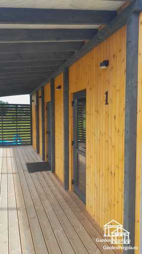 Natürlicher Holzhaus-Anbau mit überdachter Terrasse