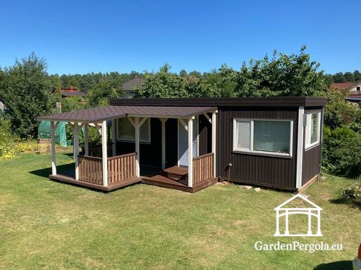 An das Haus angebaute natürliche Holzveranda mit überdachtem Dach - garden gazebo pergola