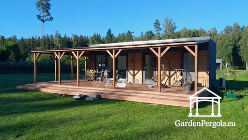 Hausangeschlossene Veranda aus Naturholz mit geräumiger überdachter Terrasse