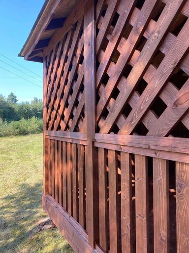 Wie man einen Holzpavillon nach dem ersten Jahr im Garten auffrischt