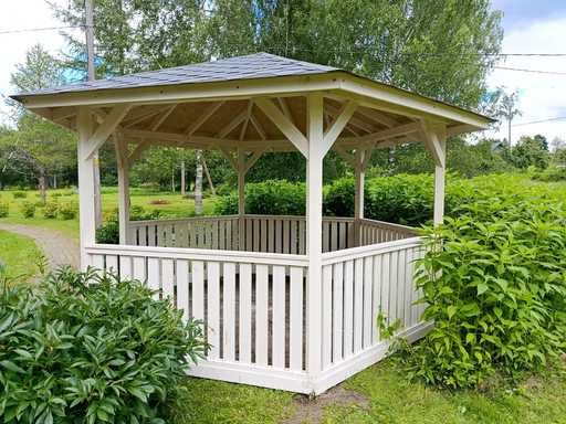 Sechseckiges Holzpavillon — gemütliches Gartenpavillon mit Boden und überdachtem Dach