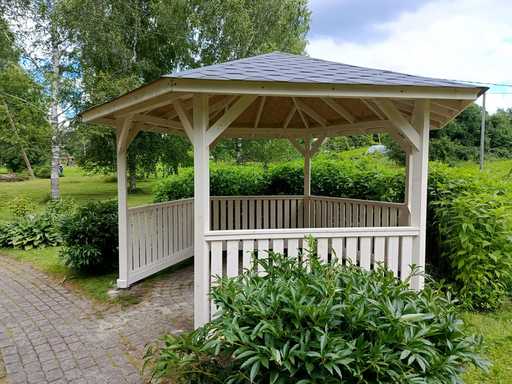 Sechseckiges Holzpavillon — gemütliches Gartenpavillon mit Boden und überdachtem Dach