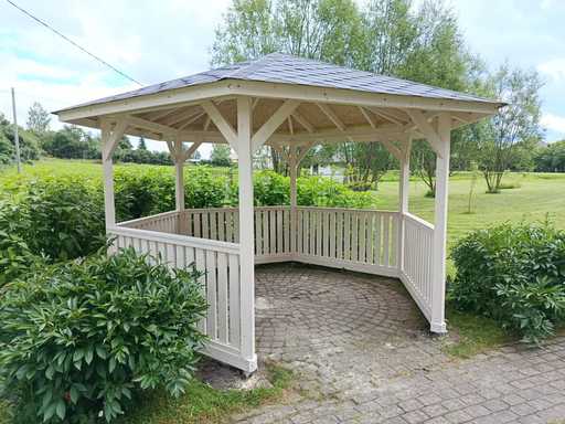 Sechseckiges Holzpavillon — gemütliches Gartenpavillon mit Boden und überdachtem Dach