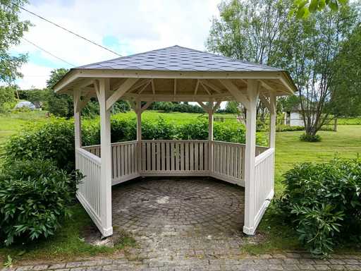 Sechseckiges Holzpavillon — gemütliches Gartenpavillon mit Boden und überdachtem Dach