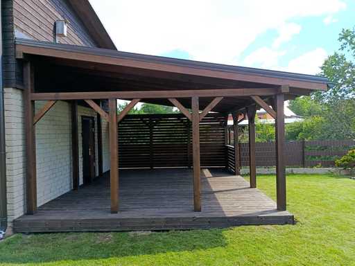Dunkelbraune Holzveranda am Haus mit überdachtem Dach – 4,8×6 m