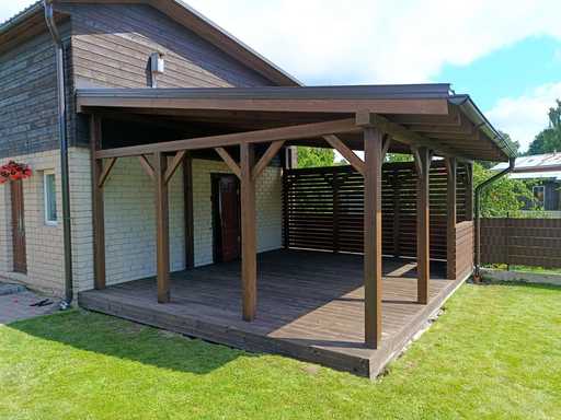 Dunkelbraune Holzveranda am Haus mit überdachtem Dach – 4,8×6 m