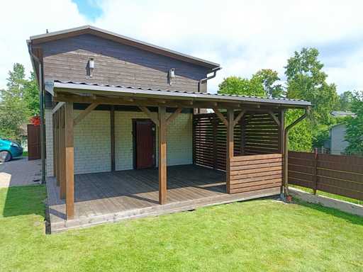 Dunkelbraune Holzveranda am Haus mit überdachtem Dach – 4,8×6 m