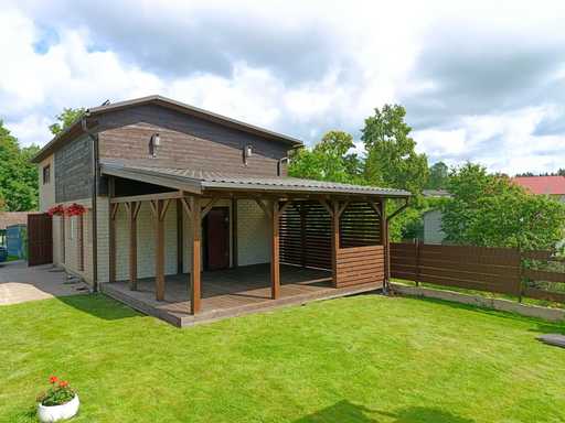 Dunkelbraune Holzveranda am Haus mit überdachtem Dach – 4,8×6 m